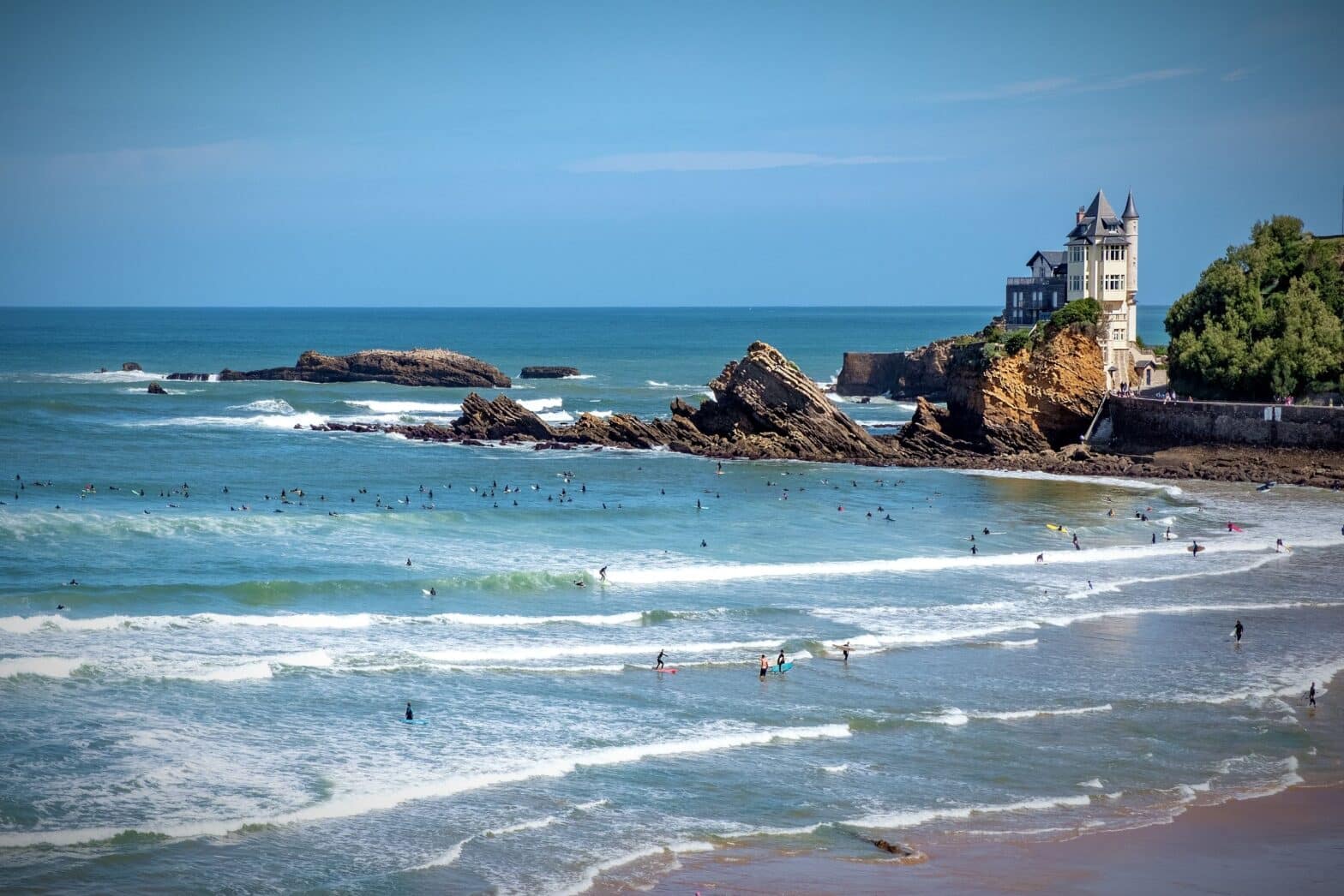 , Passez un été inoubliable entre surf et culture basque : 5 expériences à vivre absolument